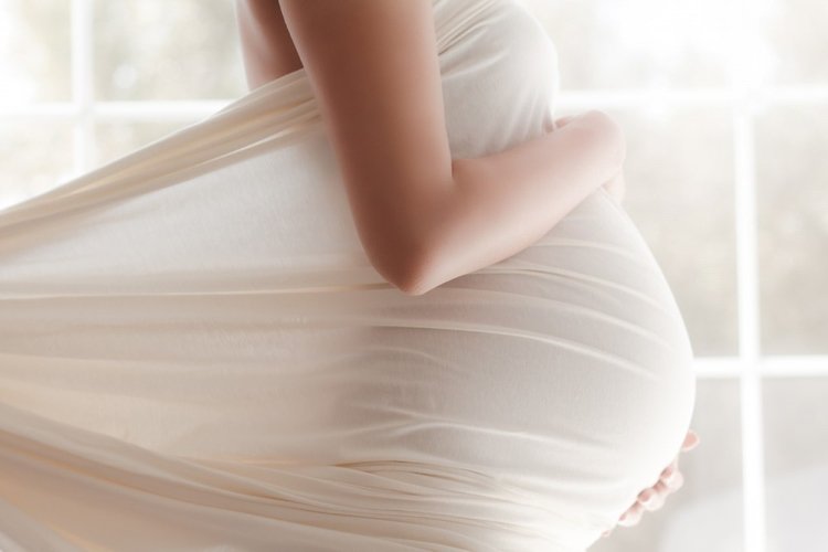 Lav selv babybump-fotos -graviditetsfotos-ideer-tips-øm-hvid-klud