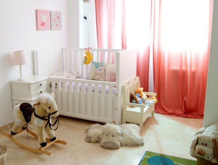 Baby room-set-up-pige-hvid-pink-ombre-gardiner-plys legetøj