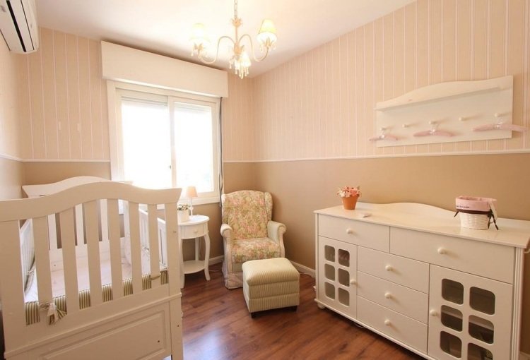 Baby værelse-beige-pink-møbler-sikker-kvalitet-vær opmærksom