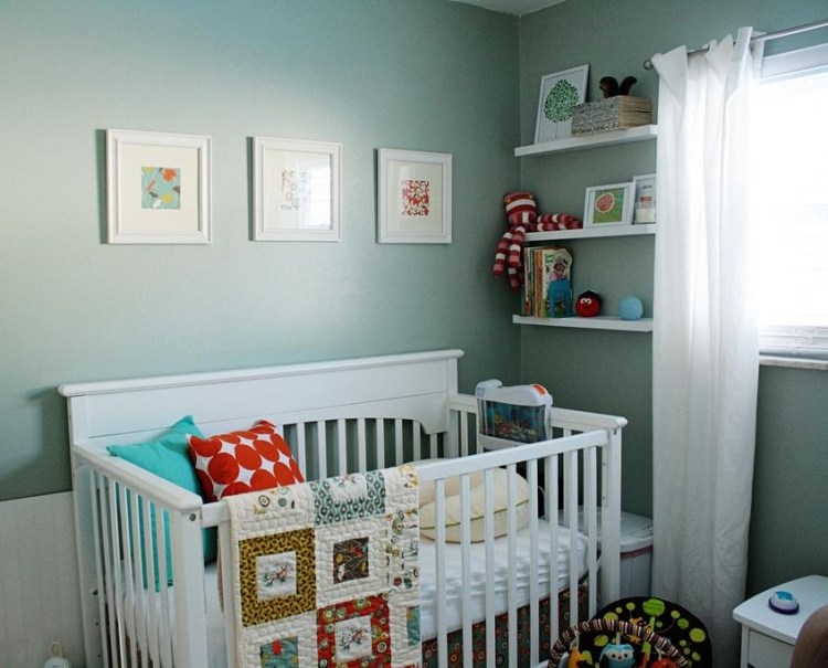 Baby room-set-up-mint-grøn-væg-farve-hvide-møbler-vægmalerier