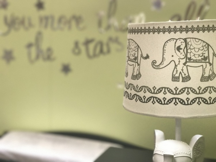 Baby værelse-design-grøn-væg-siger-engelsk-bordlampe-elefanter