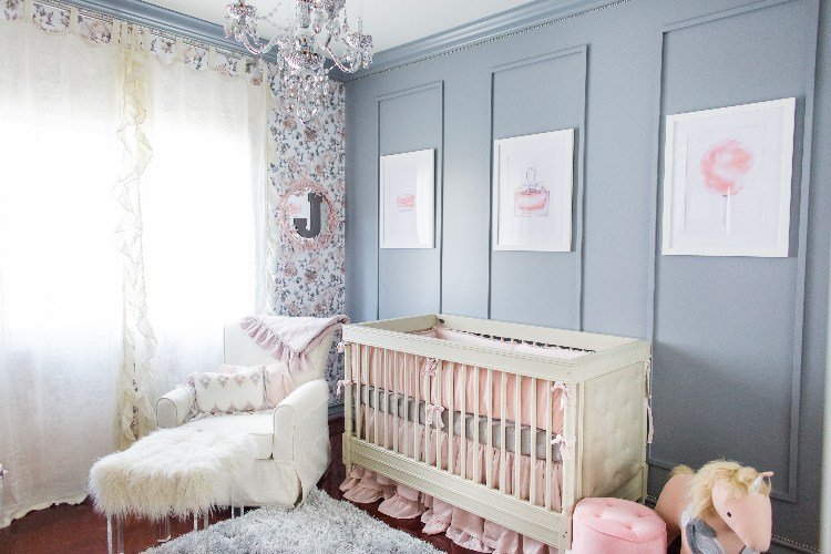 baby værelse i grå og lyserøde vægpaneler vægplakater