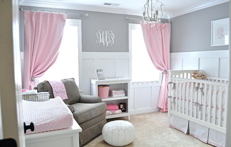 baby værelse i grå og lyserød hvid paneler væg gulvtæppe