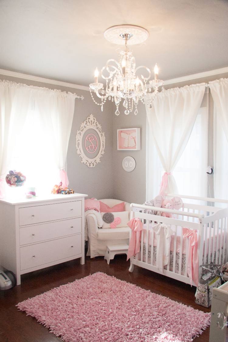 smukt baby værelse grå lyserød shabby chic stil lysekrone billedramme