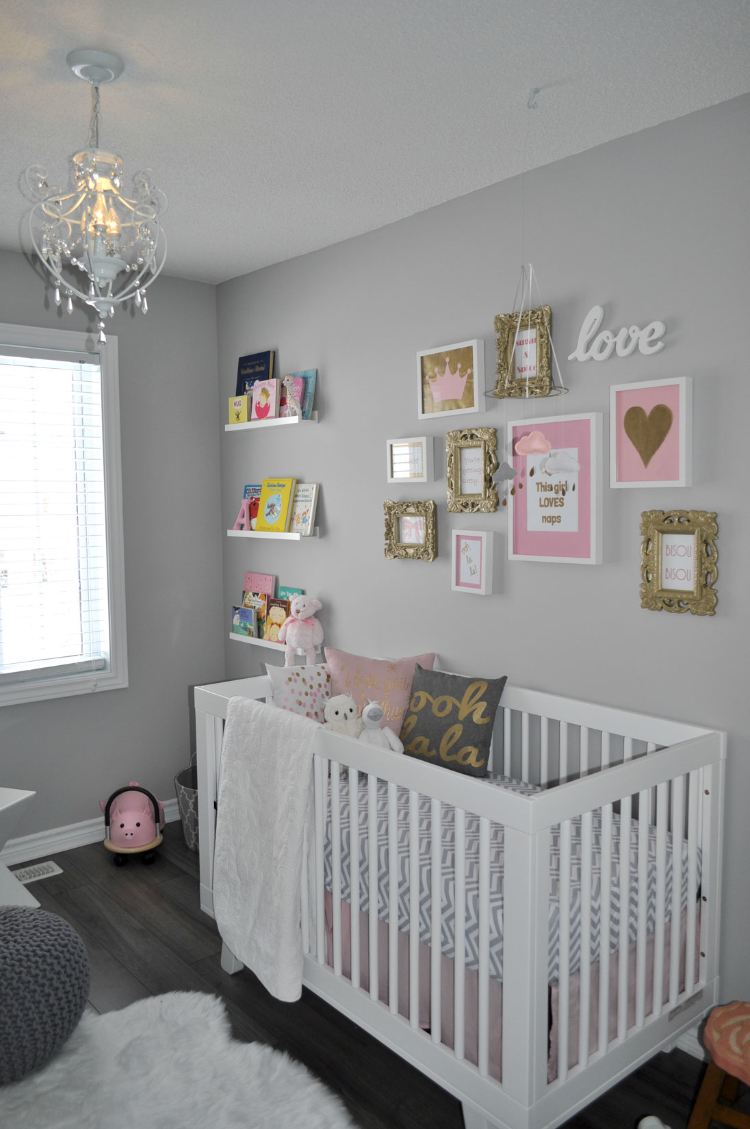 baby værelse grå lyserød hvid billede væg gyldne accenter