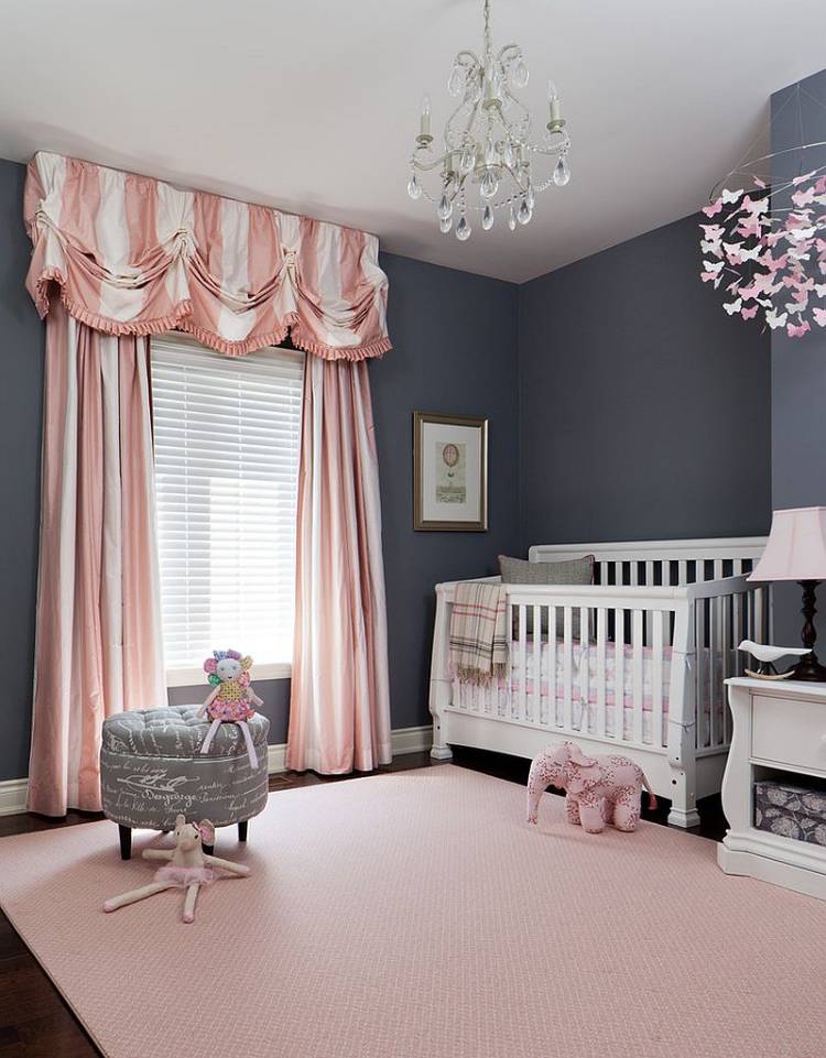 mørkegrå væg baby værelse pink accenter tekstiler
