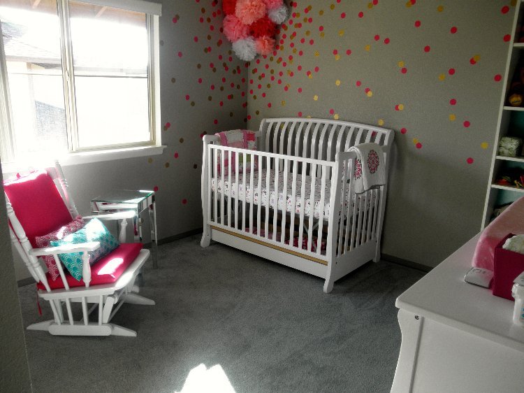 baby værelse mørke nuancer pink grå vægprikker