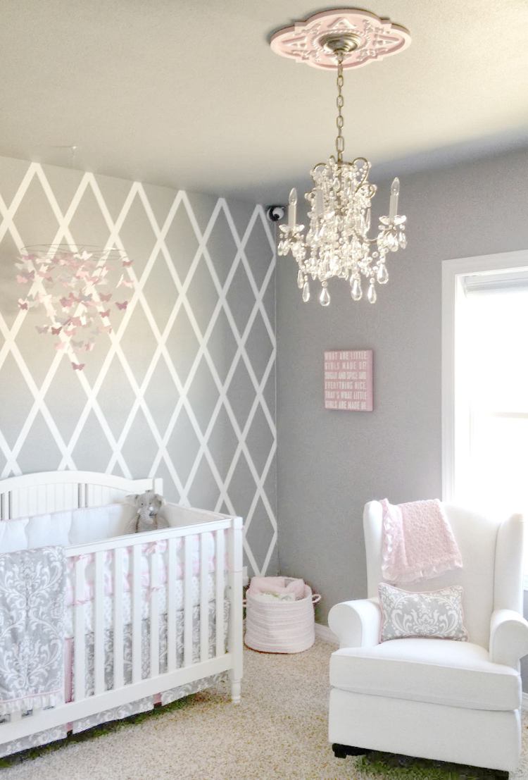 shabby chic baby room design grå pink hvid geometrisk mønster væg
