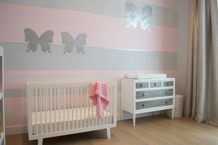 væg design baby værelse grå pink stribe mønster sommerfugle