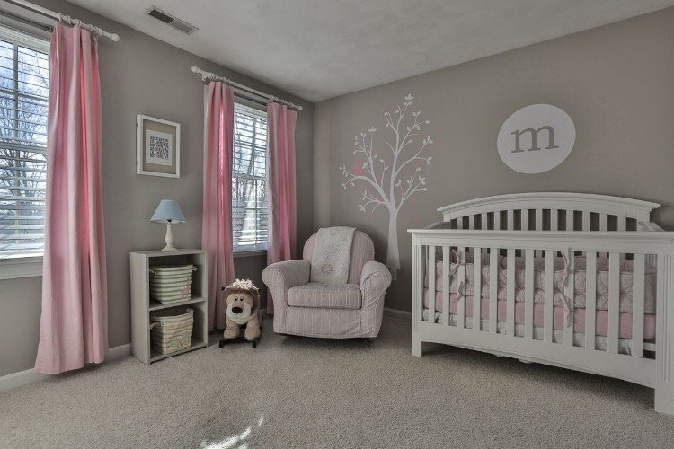 baby værelse grå pink ideer vægklistermærker trærosa gardiner