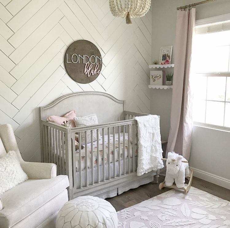 baby værelse grå pink væg design sildebensmønster vægdekoration