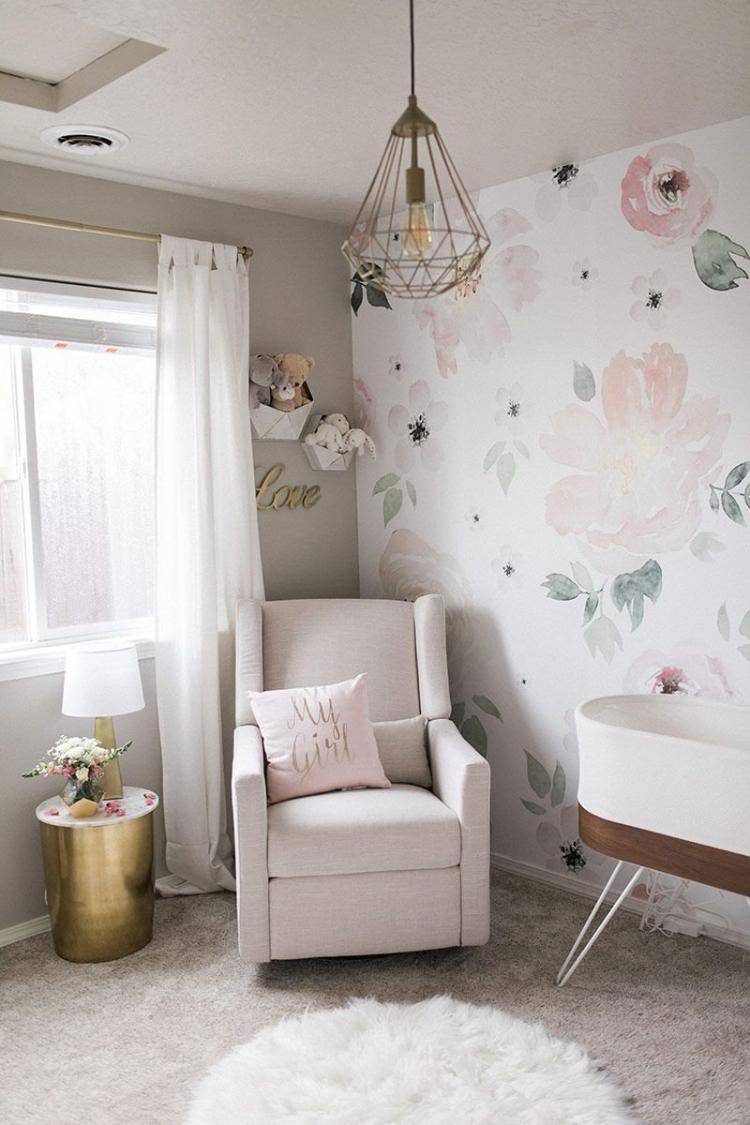 yndig baby værelse ideer grå pink blomstret tapet metalliske accenter