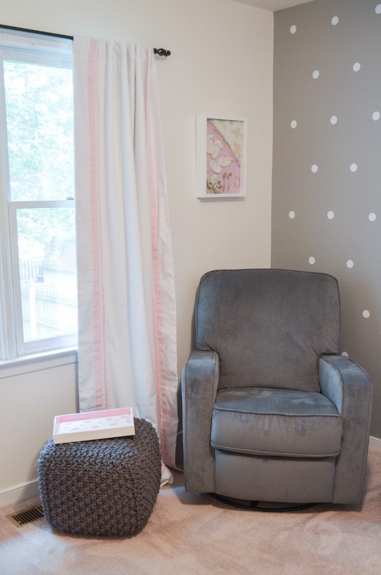 baby værelse ideer mørk grå pink væg polka dot mønster