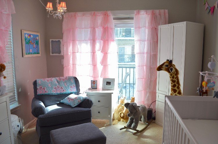 baby værelse ideer grå pink gardiner flæser mørkegrå lænestol