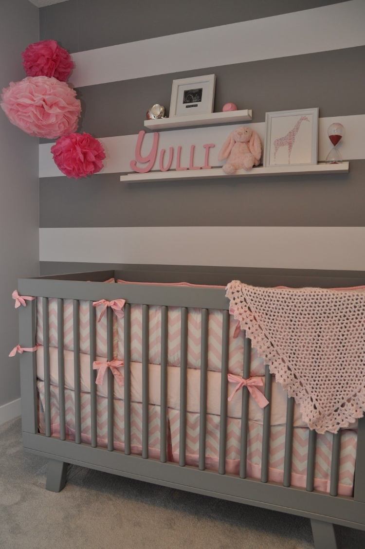 baby værelse grå pink vægstriber hvid pompon dekoration