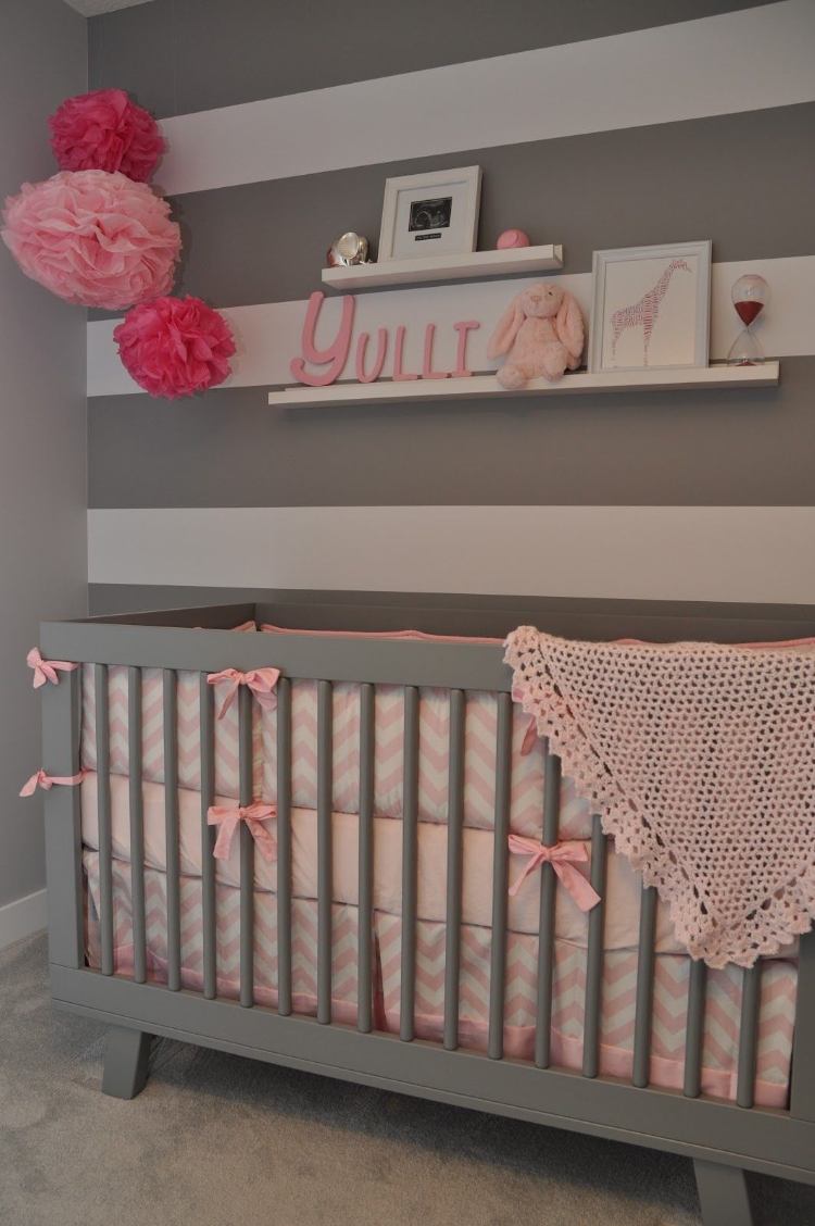 baby værelse grå pink vægstriber hvid pompon dekoration