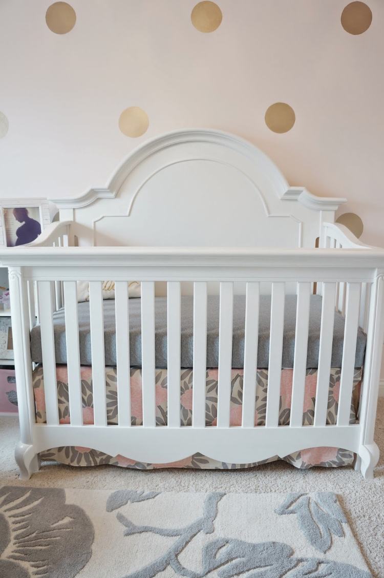 elegant baby værelse grå pink guld prik mønster væg