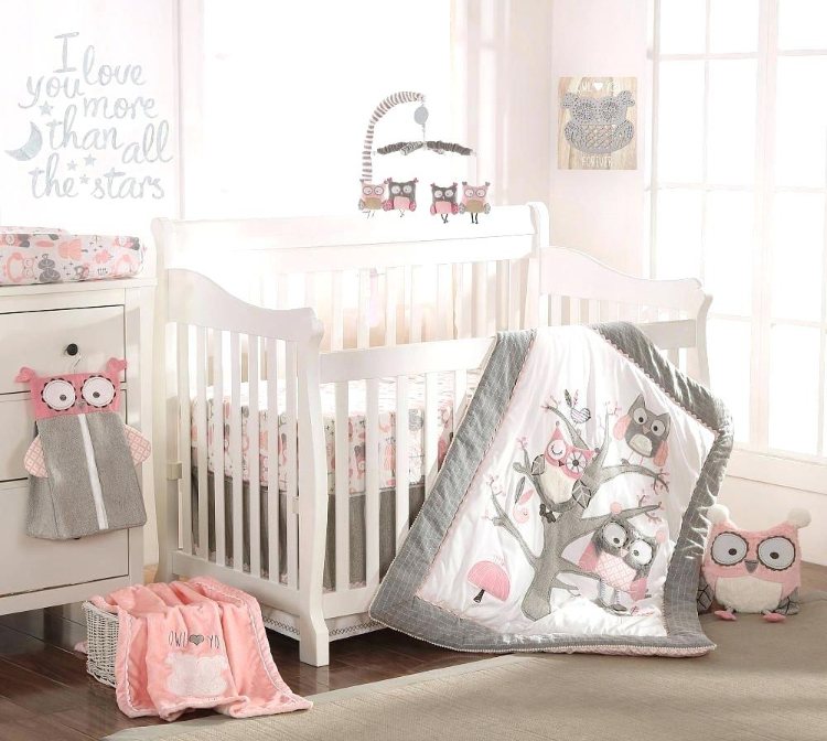 baby værelse i grå og lyserød dekoration ugler sengetøj baby mobiler