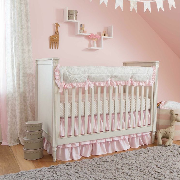 baby værelse i grå og lyserøde trægulve grå tæppe lyserøde vægge