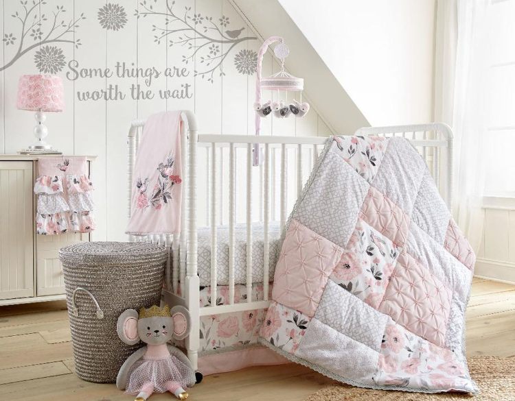baby værelse i grå og pink hvid baby seng vægklistermærke