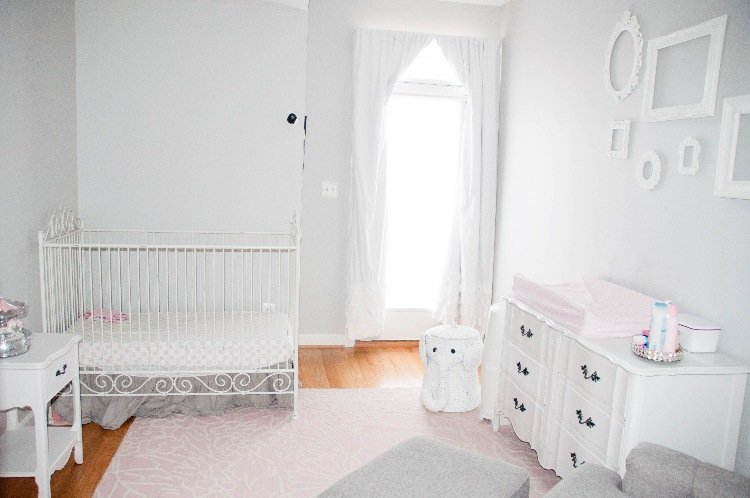 shabby chic baby værelse hvid grå pink baby seng metal