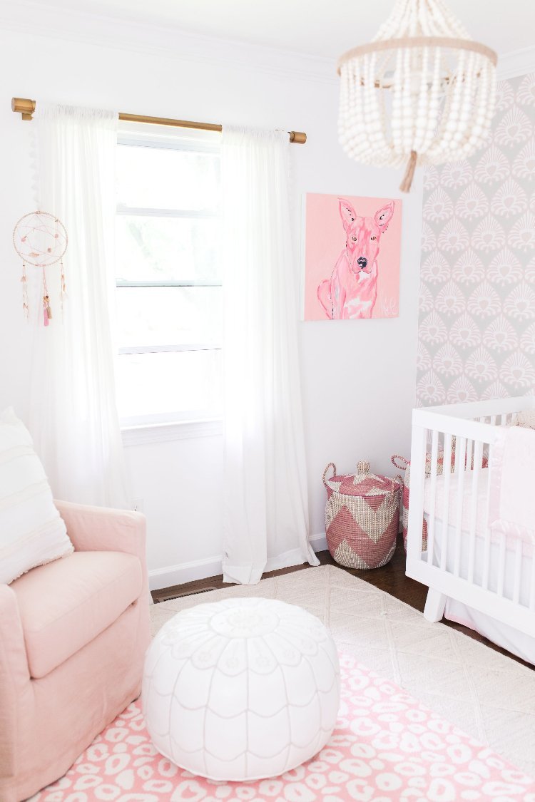 baby værelse grå lyserød hvid opsat vægmaleri hundekrone