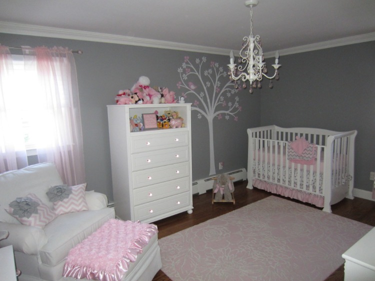 piget baby værelse grå pink ideer møblering dekoration