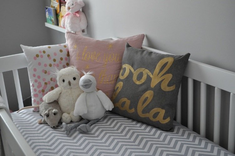 baby værelse deco pink grå guld pude plyslegetøj