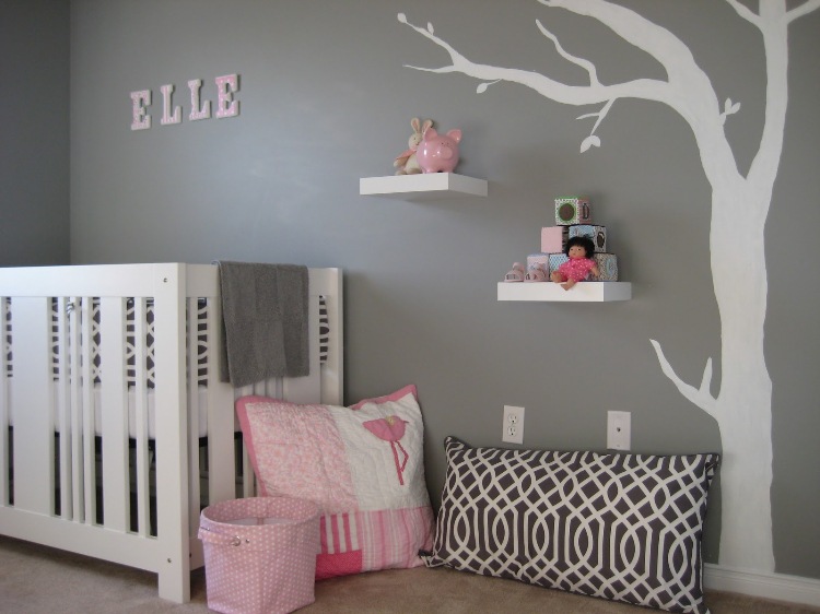 baby værelse grå pink hvide klistermærker træ baby navn over baby seng