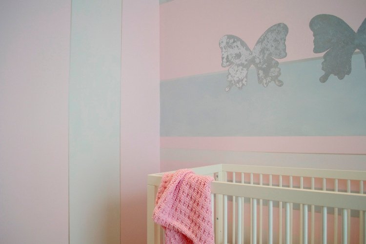 striber væg grå pink baby værelse design