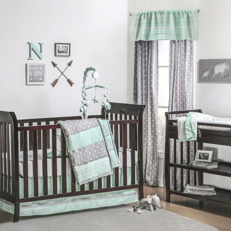 baby værelse i mynte og grå gulve, sengelinned, gardiner, farvekombination
