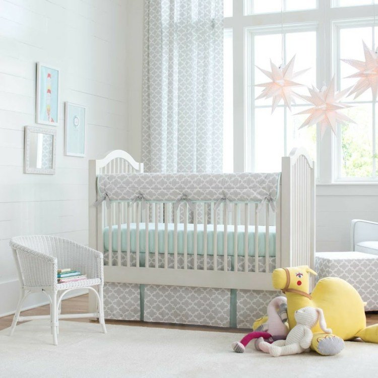 baby værelse grå mynte gul tæppe billeder plys legetøj gardiner