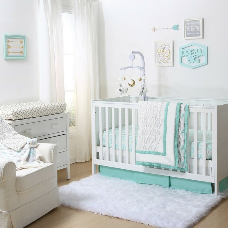 lyst babyværelse i mint og grå baby seng mobil puslebord væg design dekoration tæppe