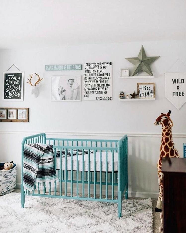 neutralt baby værelse i mint og grå dreng pige seng væg dekoration tæppe gulv
