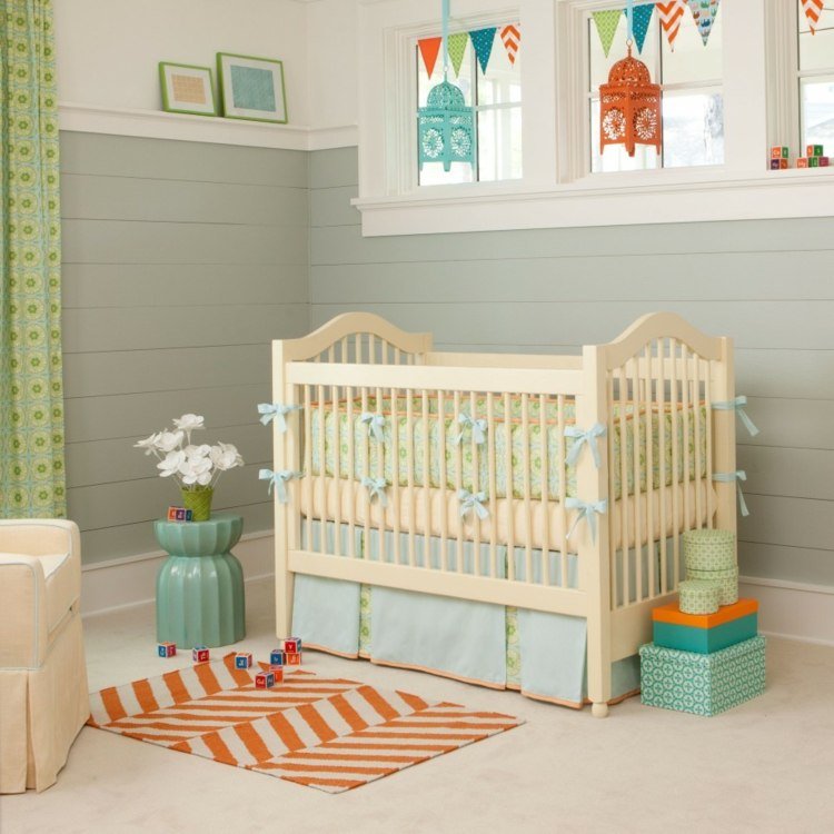neutralt babyværelse mintgrå grøn orange farverige baby seng vimpler lanterner