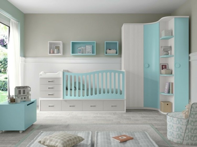 baby værelse i mynte og grå lyseblå sengemøbler barnestol pude tæppe