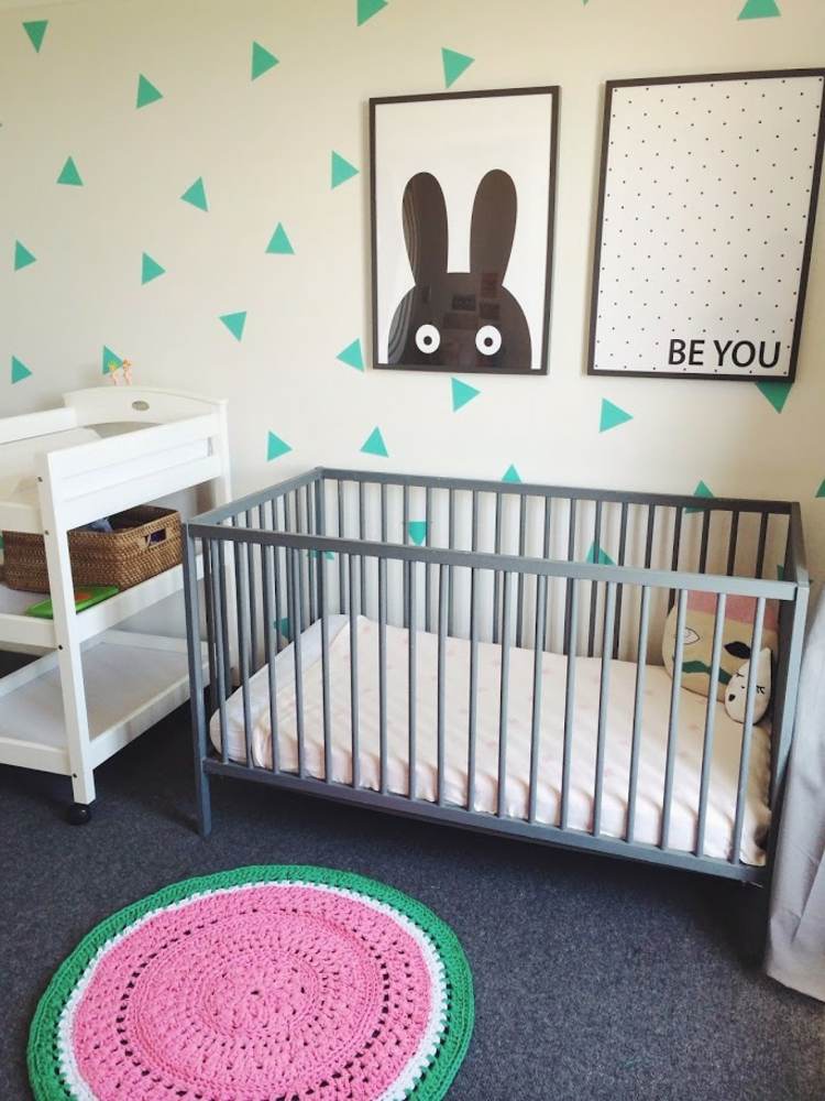 baby værelse mynte grøn grå tæppe baby seng puslebord vægklistermærker trekanter billeder