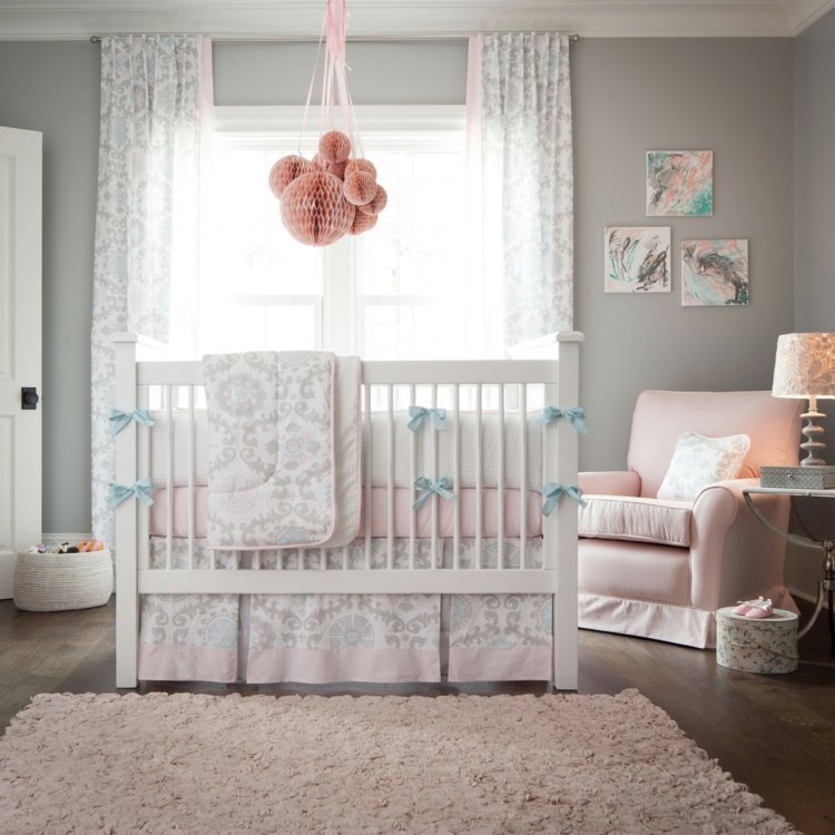 baby værelse pige pink grå seng tæppe lænestol deco væg dekoration