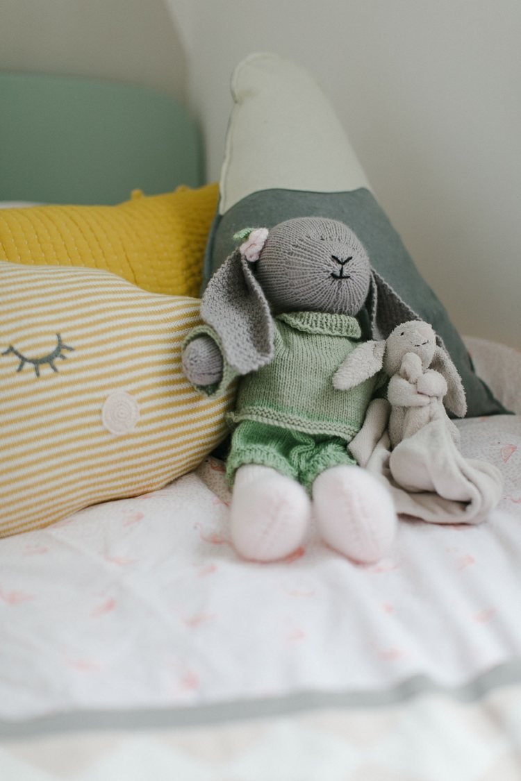 baby værelse i mynte og grå dekorative puder asseccoires legetøj