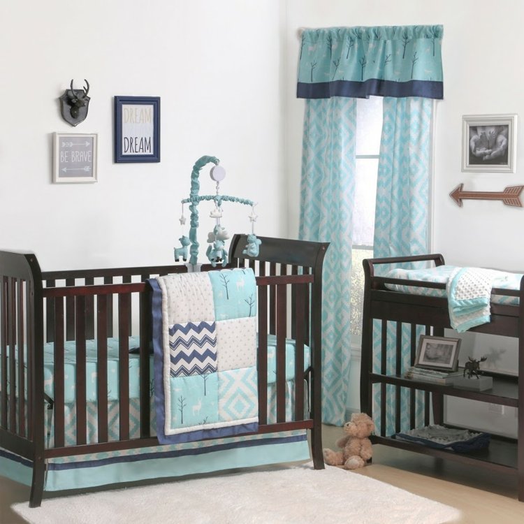 baby værelse dreng med grå sengelinned gardiner deco mørkeblå accenter