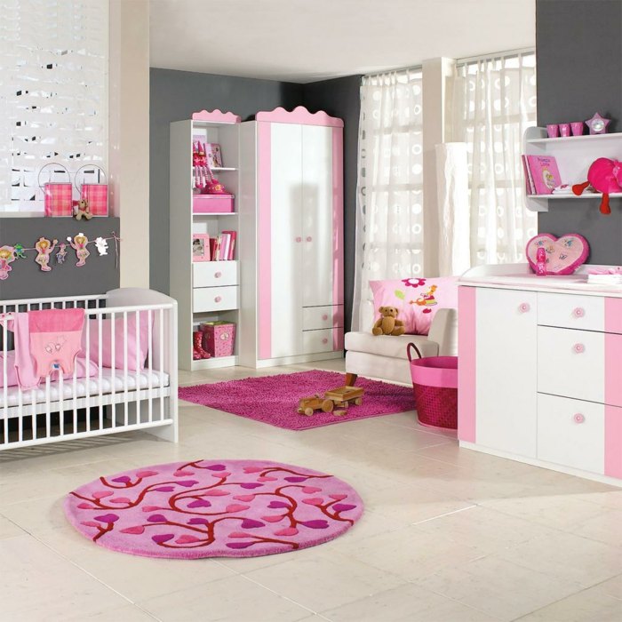 Lilla-og-pink-i-en-pige-pige-værelse-til-baby