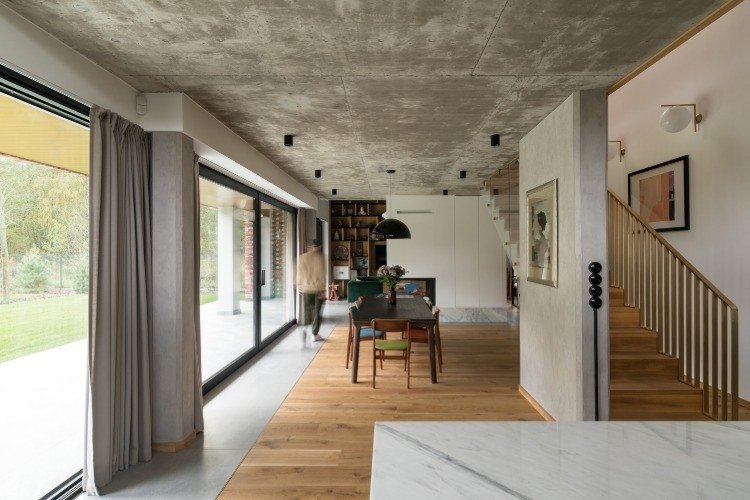 minimalistisk interiør med trappe og glasskydedøre