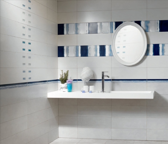 moderne badeværelsesfliser-ideer-azteca-hvid-blå-kant