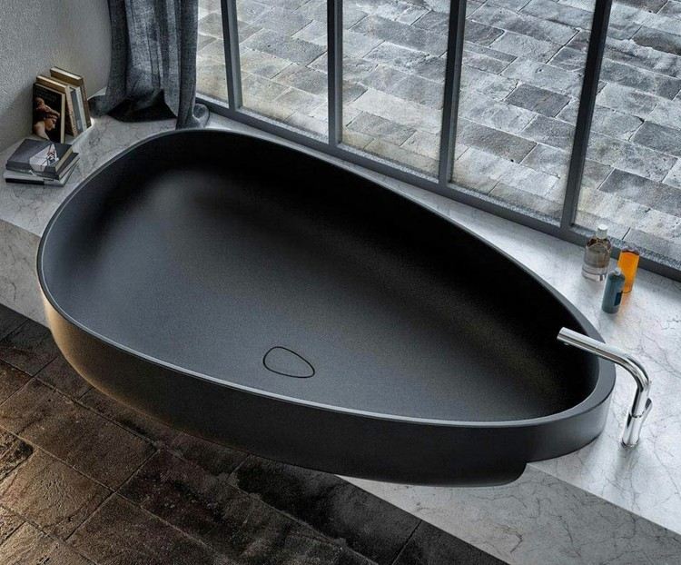 Badekar-badeværelse-indbygget i sort-æg-formet-piedestal-marmor-gulv-fliser-sten-look-Beyond-Bath-Glass1989