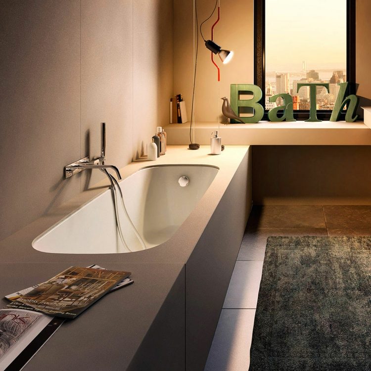 Badekar-badeværelse-vægge-i-hvidt-akryl-rektangulært-front væg-betræk-grå-polystirol-beslag-Dek-angolare-Glass1989