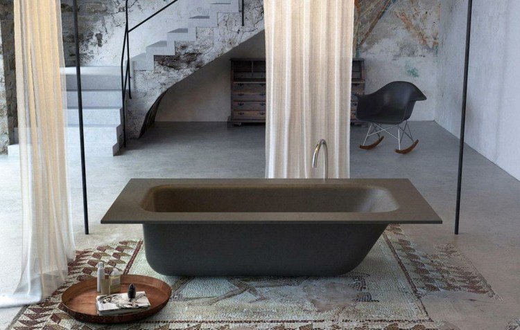 Badekar på badeværelset fritstående-rektangel-grå-fin beton-hylde-beton-bade-glas1989