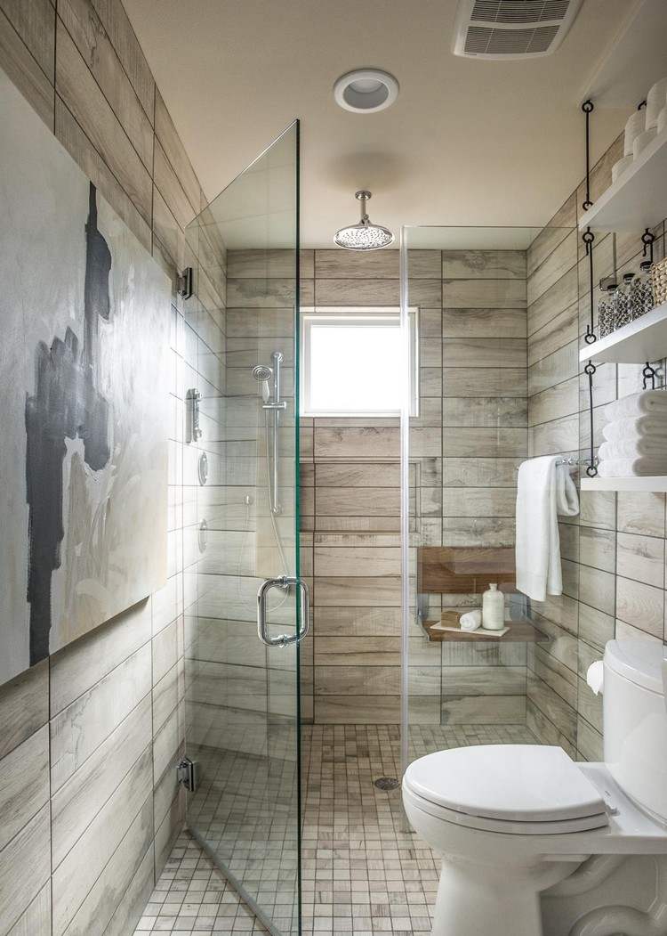 badeværelse 4 kvm ideer møbler sanitære løsninger praktiske rumdesign fliser moderne glasdør maleri toiletvindue
