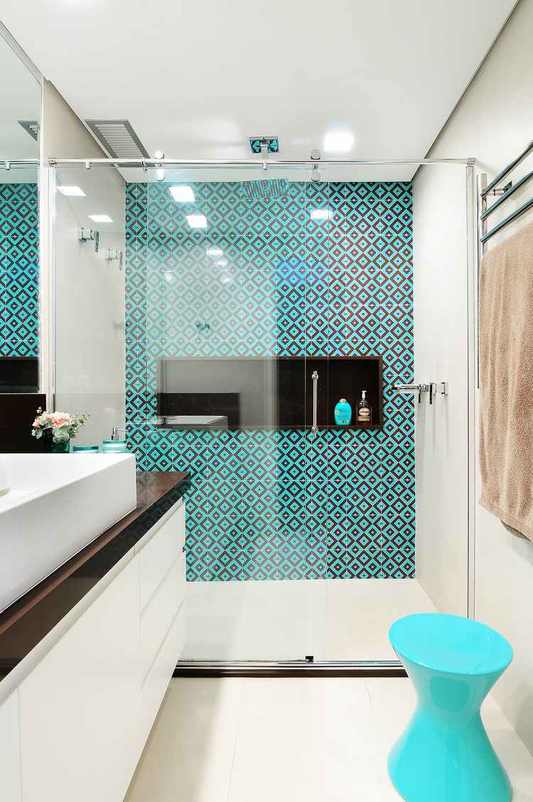 badeværelse 4 kvm ideer elegant design projekt layout farver lyseblå skammel bruseforhæng