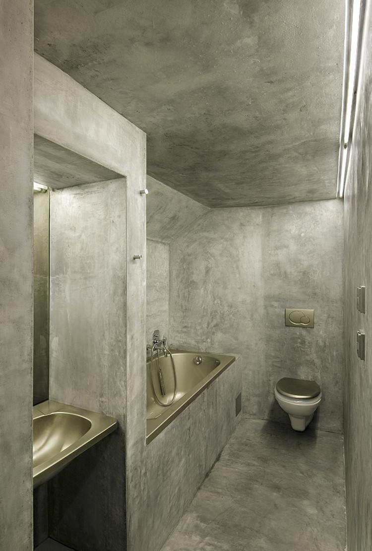 badeværelse 4 kvm ideer elegant design projekt layout farver betonvægge guldfarvede diskret kombinere