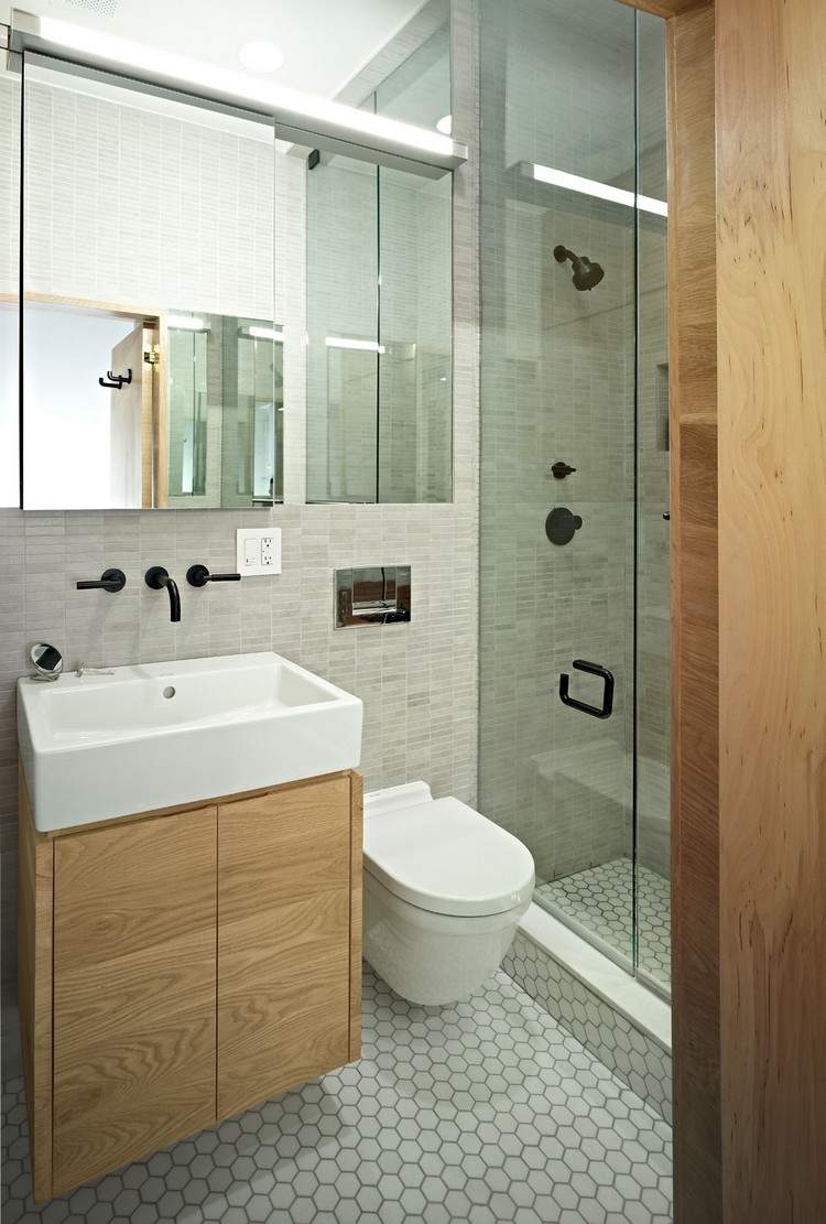 badeværelse 4 kvm ideer møbler sanitære løsninger vandhane sort underskab vask spejlskab